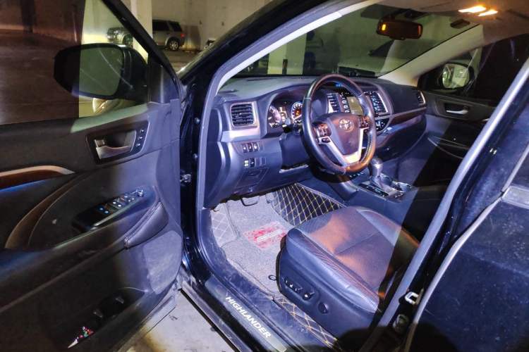 Used Toyota Highlander 2015 3.5L 4x4 Ultimate Edition 7-Seater Driver Seat
