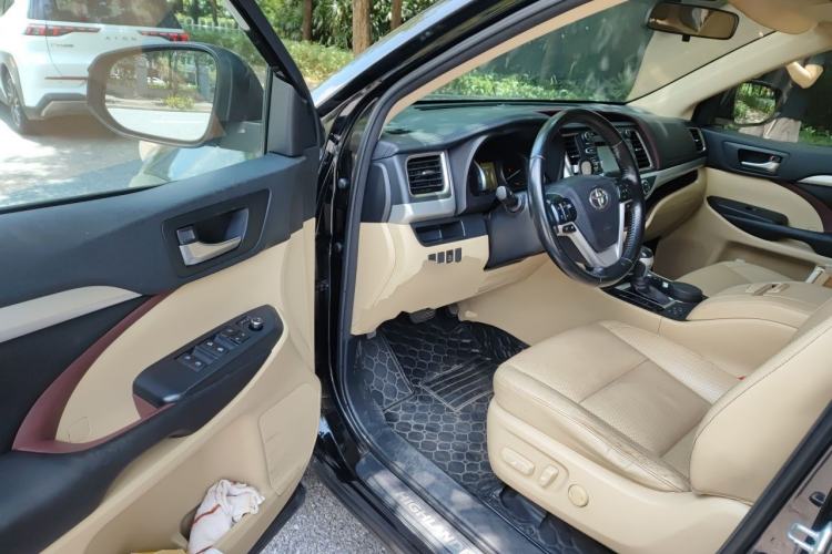 Used Toyota Highlander 2015 2.0T Two-Wheel Drive Luxury Edition 7 Seats Driver Seat