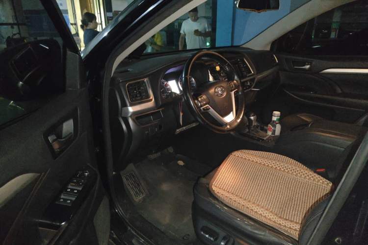 Used Toyota Highlander 2015 2.0T Two-Wheel Drive Luxury Edition 7 Seats Driver Seat