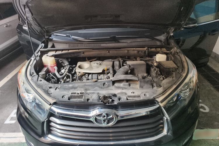 Used Toyota Highlander 2015 2.0T Two-Wheel Drive Luxury Edition 7 Seats Engine Bay