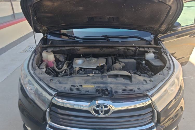 Used Toyota Highlander 2015 2.0T Two-Wheel Drive Luxury Edition 7 Seats Engine Bay
