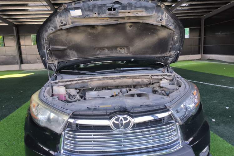 Used Toyota Highlander 2015 2.0T Two-Wheel Drive Elite Edition 7 Seats Engine Bay