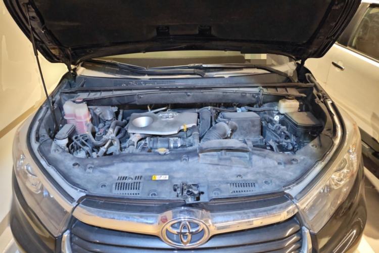 Used Toyota Highlander 2015 2.0T Two-Wheel Drive Elite Edition 7 Seats Engine Bay