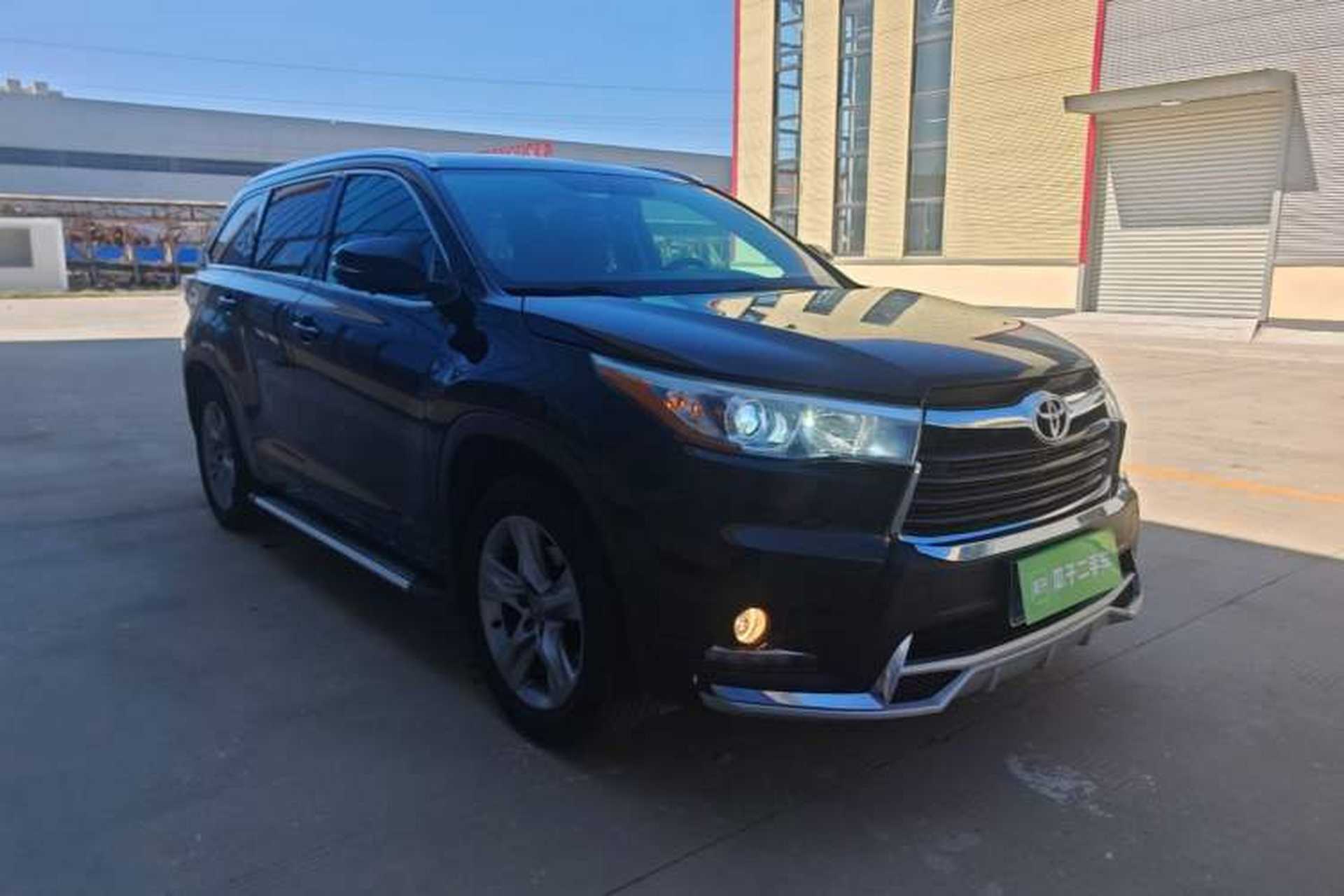 Used Toyota Highlander 2015 2.0T Two-Wheel Drive Luxury Edition 7 Seats Front Right 45 Deg