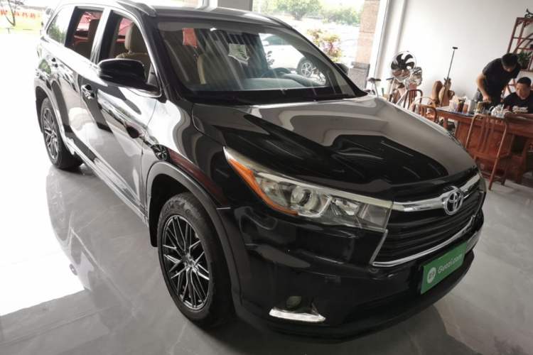 Used Toyota Highlander 2015 2.0T Two-Wheel Drive Elite Edition 7 Seats Front Right 45 Deg