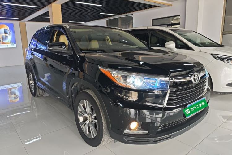 Used Toyota Highlander 2015 2.0T Two-Wheel Drive Elite Edition 7 Seats Front Right 45 Deg