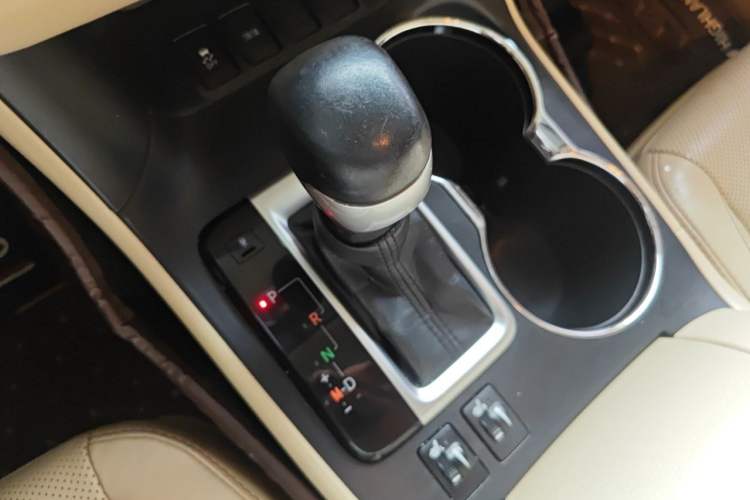 Used Toyota Highlander 2015 2.0T Two-Wheel Drive Luxury Edition 7 Seats Gear Lever