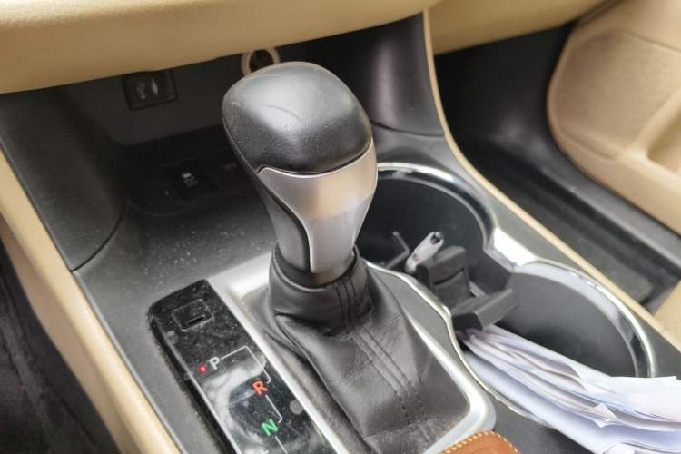 Used Toyota Highlander 2015 2.0T Four-Wheel Drive Luxury Edition 7-Seater Gear Lever