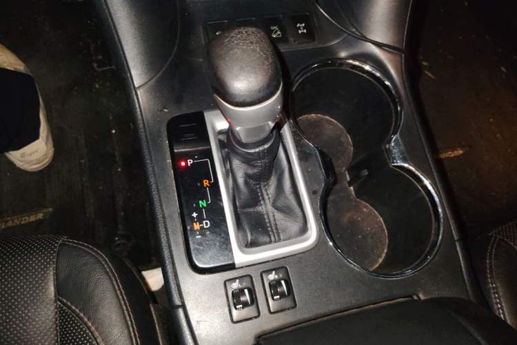 Used Toyota Highlander 2015 2.0T Four-Wheel Drive Luxury Edition 7-Seater Gear Lever