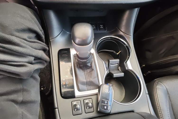 Used Toyota Highlander 2015 2.0T Four-Wheel Drive Luxury Edition 7-Seater Gear Lever