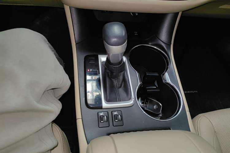 Used Toyota Highlander 2015 2.0T Four-Wheel Drive Luxury Edition 7-Seater Gear Lever