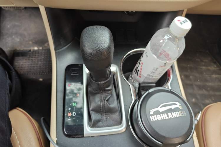 Used Toyota Highlander 2015 2.0T Two-Wheel Drive Elite Edition 7 Seats Gear Lever