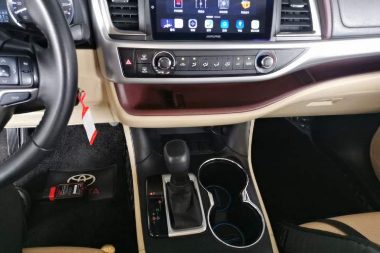 Used Toyota Highlander 2015 2.0T Two-Wheel Drive Elite Edition 7 Seats Gear Lever