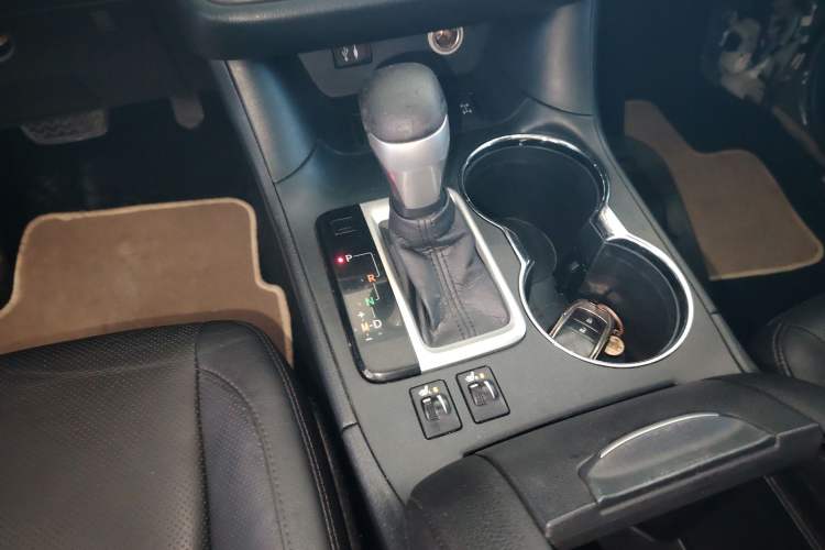 Used Toyota Highlander 2015 2.0T Four-Wheel Drive Luxury Edition 7-Seater Gear Lever
