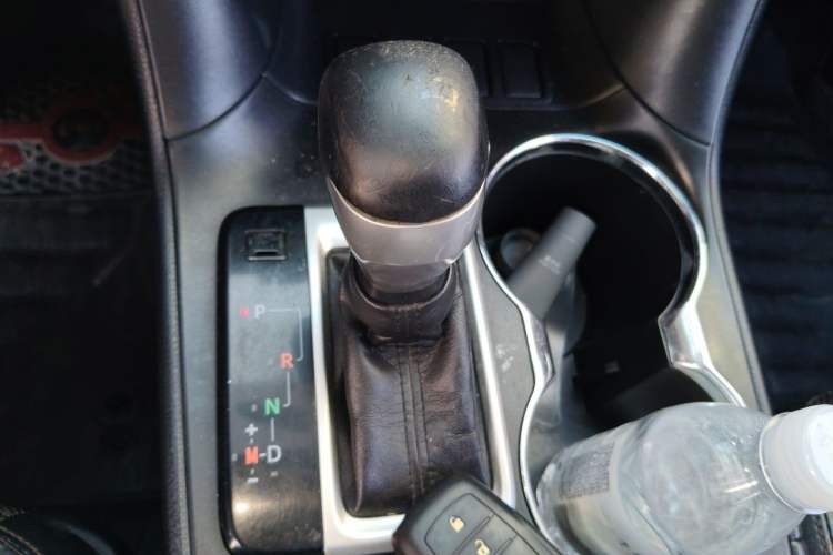 Used Toyota Highlander 2015 2.0T Two-Wheel Drive Luxury Edition 7 Seats Gear Lever