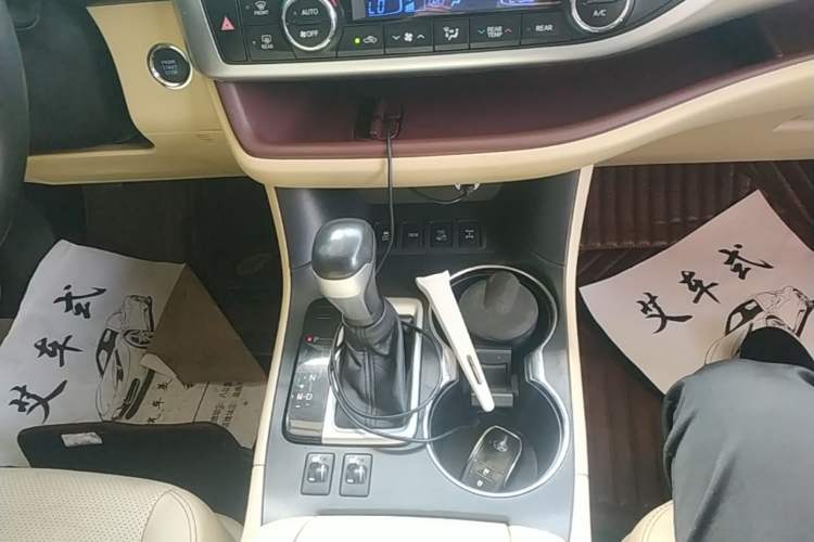 Used Toyota Highlander 2015 2.0T Four-Wheel Drive Luxury Edition 7-Seater Gear Lever
