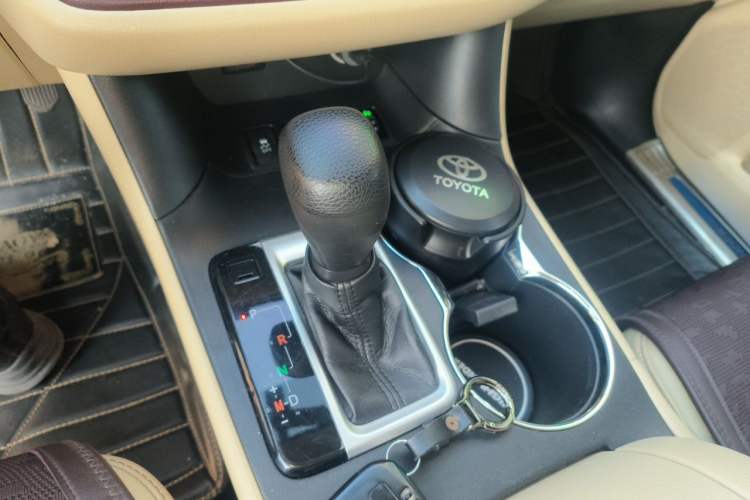 Used Toyota Highlander 2015 2.0T Two-Wheel Drive Elite Edition 7 Seats Gear Lever