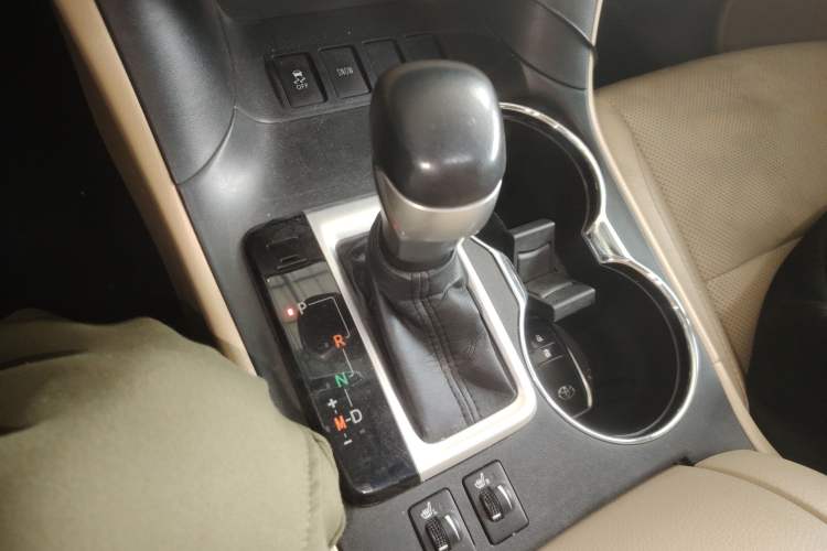 Used Toyota Highlander 2015 2.0T Two-Wheel Drive Luxury Edition 7 Seats Gear Lever