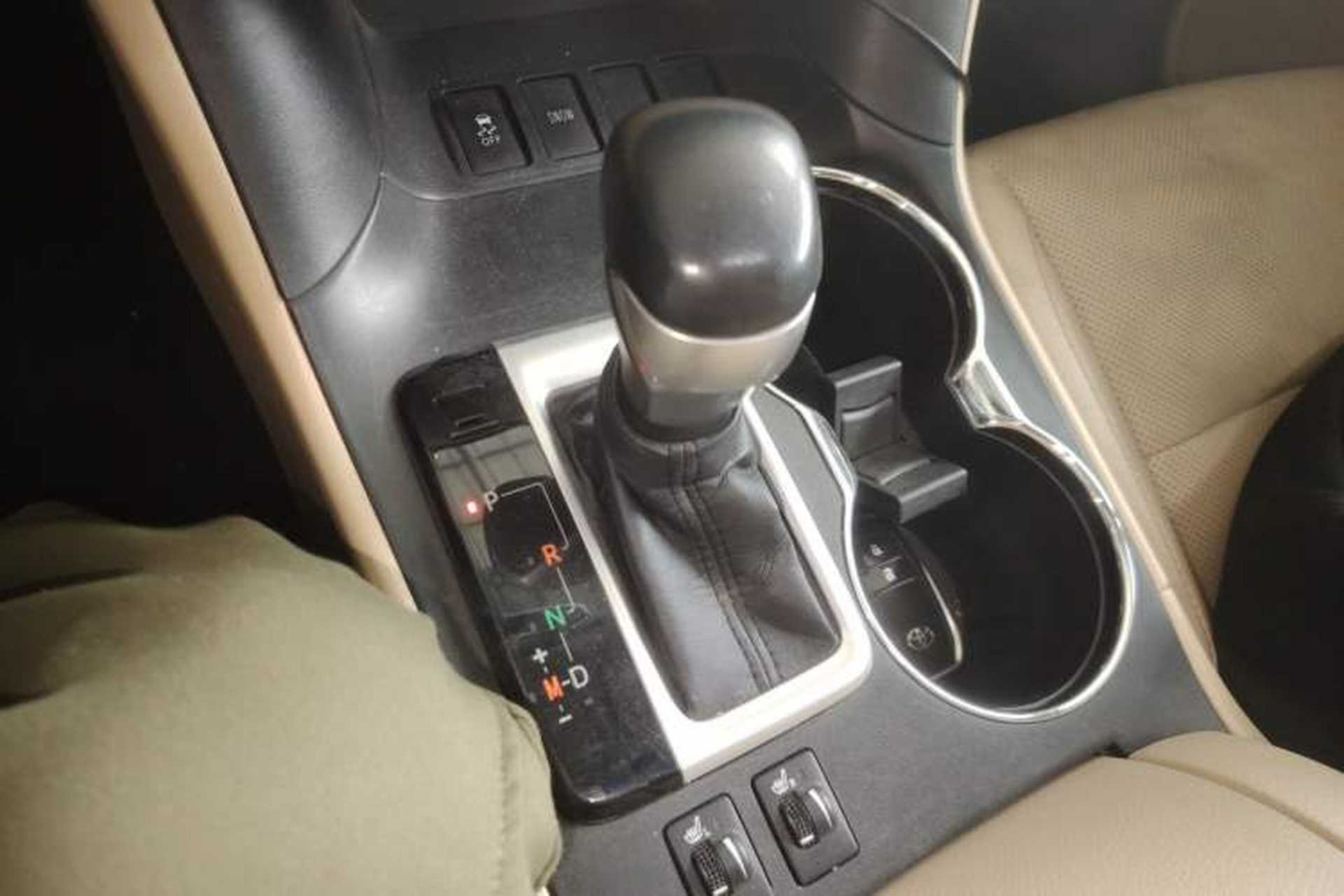 Used Toyota Highlander 2015 2.0T Two-Wheel Drive Luxury Edition 7 Seats Gear Lever