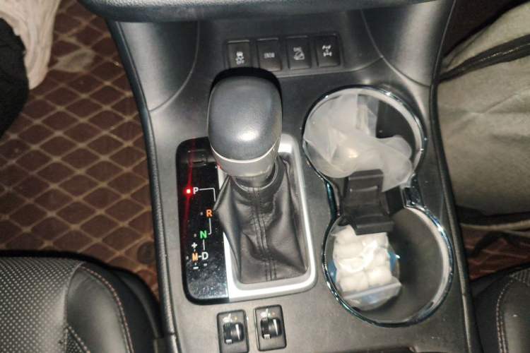 Used Toyota Highlander 2015 2.0T Four-Wheel Drive Luxury Edition 7-Seater Gear Lever