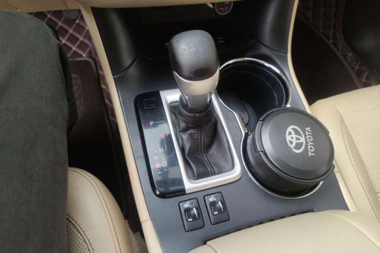 Used Toyota Highlander 2015 2.0T Four-Wheel Drive Luxury Navigation Version with 7 Seats Gear Lever