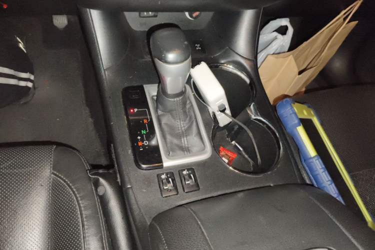 Used Toyota Highlander 2015 2.0T Four-Wheel Drive Luxury Edition 7-Seater Gear Lever