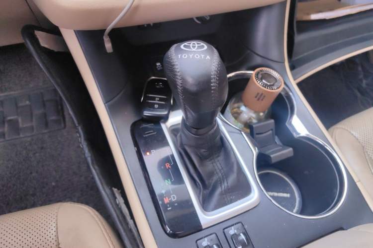 Used Toyota Highlander 2015 2.0T Four-Wheel Drive Luxury Edition 7-Seater Gear Lever