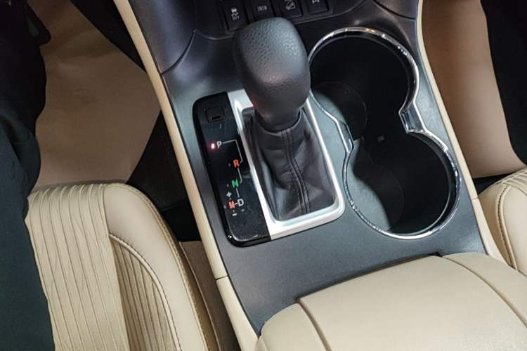 Used Toyota Highlander 2015 2.0T Four-Wheel Drive Elite Edition 7-Seater Gear Lever