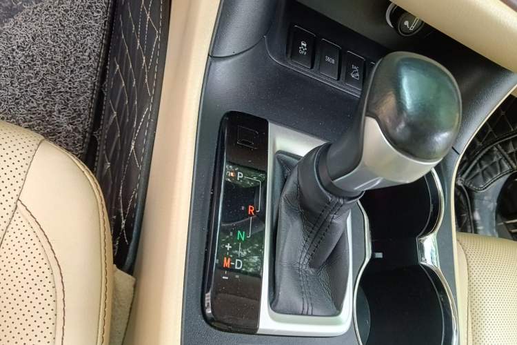 Used Toyota Highlander 2015 2.0T Four-Wheel Drive Luxury Edition 7-Seater Gear Lever