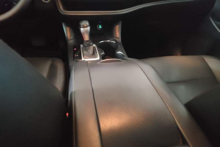 Used Toyota Highlander 2015 2.0T Two-Wheel Drive Luxury Edition 7 Seats Gear Lever