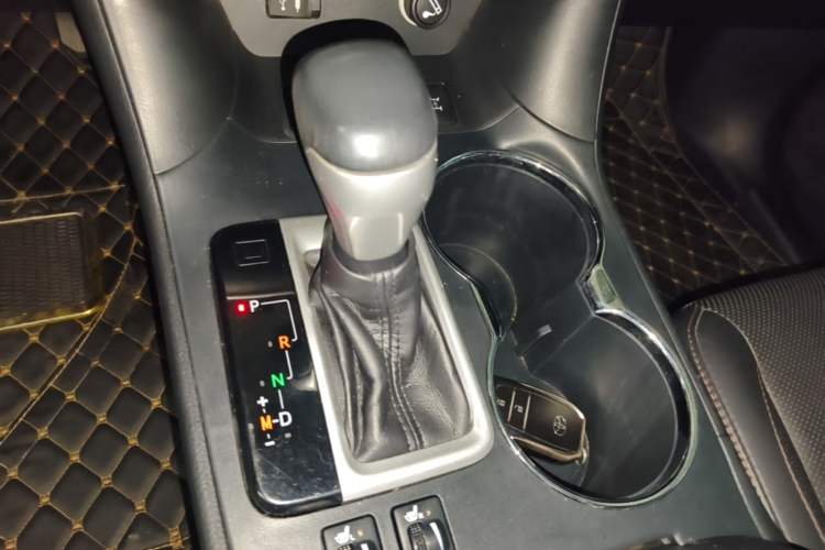 Used Toyota Highlander 2015 2.0T Four-Wheel Drive Luxury Edition 7-Seater Gear Lever