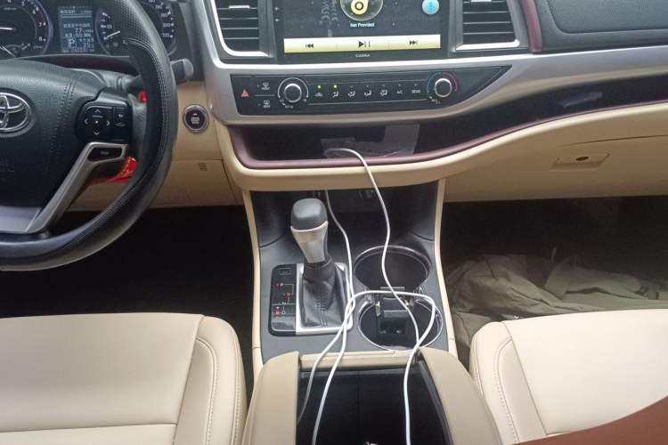 Used Toyota Highlander 2015 2.0T Two-Wheel Drive Elite Edition 7 Seats Gear Lever