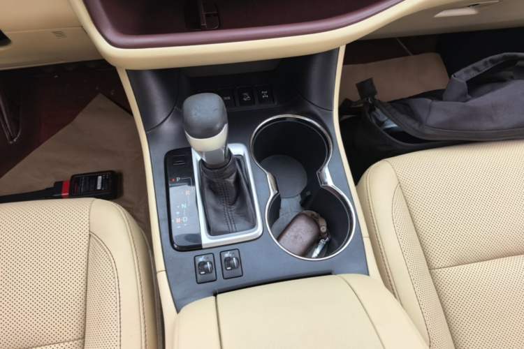 Used Toyota Highlander 2015 2.0T Four-Wheel Drive Luxury Edition 7-Seater Gear Lever