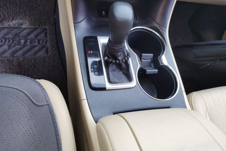 Used Toyota Highlander 2015 2.0T Two-Wheel Drive Elite Edition 7 Seats Gear Lever