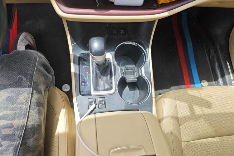 Used Toyota Highlander 2015 2.0T Four-Wheel Drive Luxury Edition 7-Seater Gear Lever