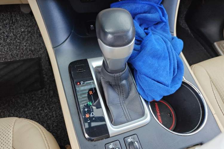 Used Toyota Highlander 2015 2.0T Two-Wheel Drive Luxury Edition 7 Seats Gear Lever