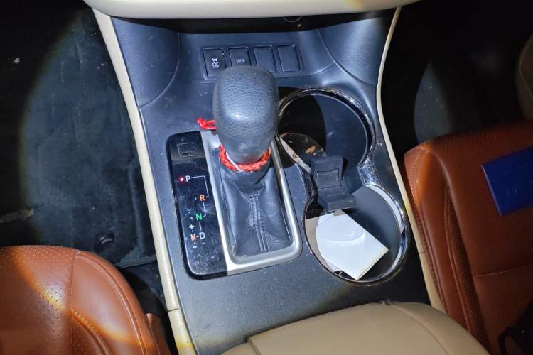 Used Toyota Highlander 2015 2.0T Two-Wheel Drive Elite Edition 7 Seats Gear Lever