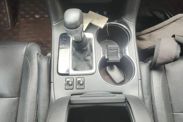 Used Toyota Highlander 2015 2.0T Four-Wheel Drive Luxury Edition 7-Seater Gear Lever