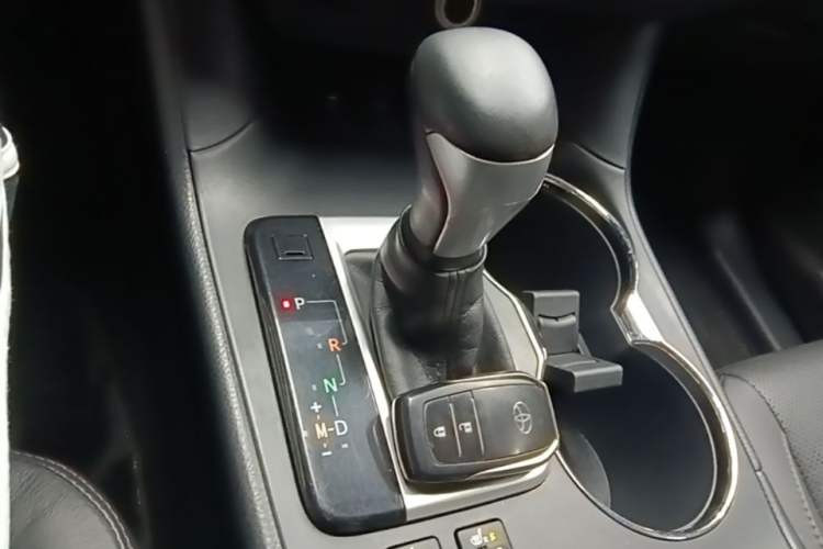 Used Toyota Highlander 2015 2.0T Four-Wheel Drive Luxury Edition 7-Seater Gear Lever