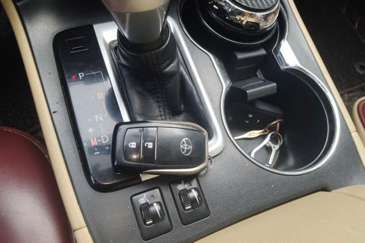 Used Toyota Highlander 2015 2.0T Four-Wheel Drive Luxury Edition 7-Seater Interior 1