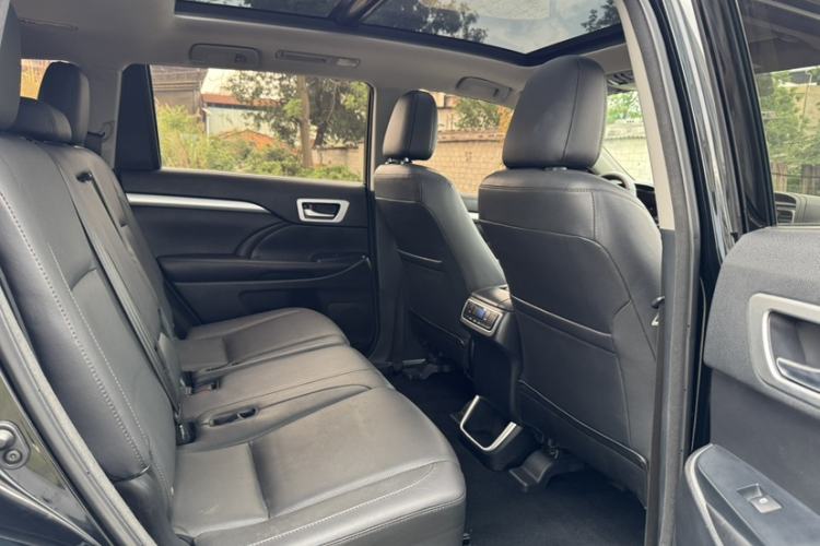 Used Toyota Highlander 2015 2.0T Four-Wheel Drive Luxury Edition 7-Seater Interior 1