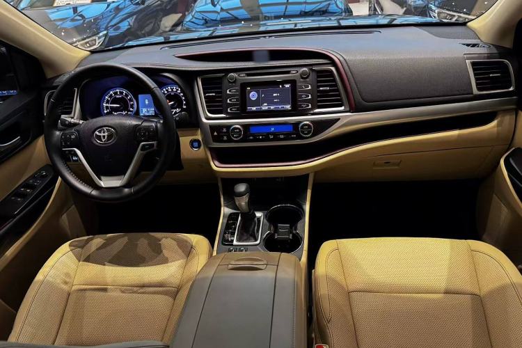 Used Toyota Highlander 2015 2.0T Four-Wheel Drive Luxury Edition 7-Seater Interior 1