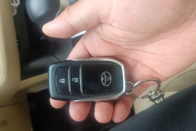Used Toyota Highlander 2015 2.0T Four-Wheel Drive Luxury Navigation Version with 7 Seats Interior 1