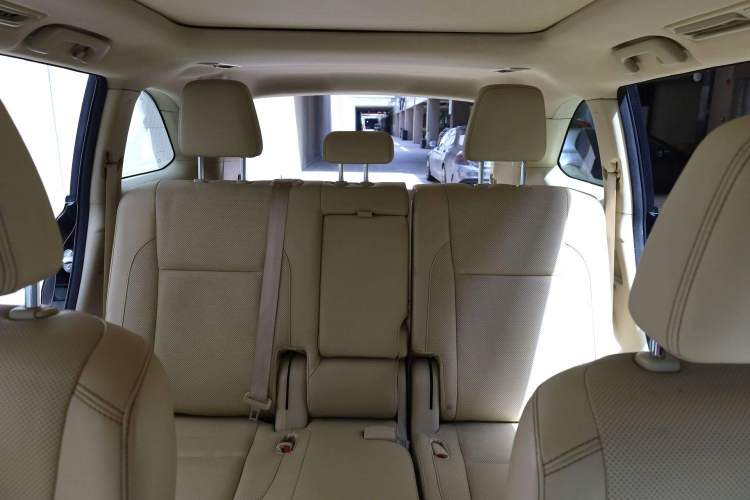 Used Toyota Highlander 2015 2.0T Four-Wheel Drive Luxury Edition 7-Seater Interior 1