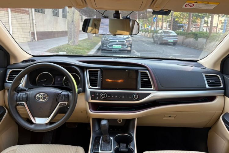 Used Toyota Highlander 2015 2.0T Four-Wheel Drive Elite Edition 7-Seater Interior 1