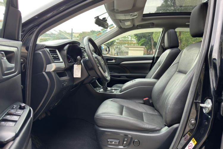Used Toyota Highlander 2015 2.0T Two-Wheel Drive Luxury Edition 7 Seats Interior 10