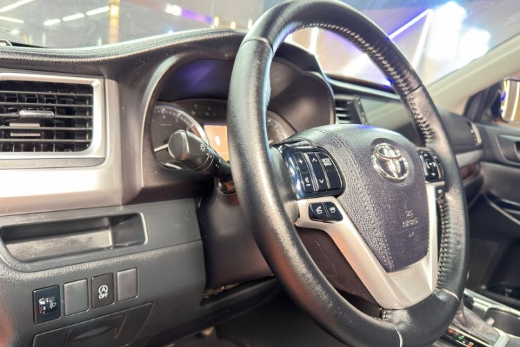 Used Toyota Highlander 2015 2.0T Four-Wheel Drive Luxury Edition 7-Seater Interior 2