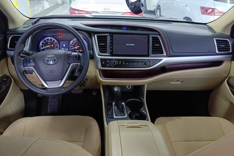 Used Toyota Highlander 2015 2.0T Two-Wheel Drive Elite Edition 7 Seats Interior 2