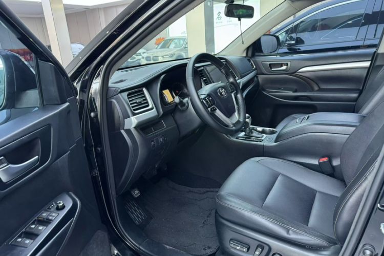 Used Toyota Highlander 2015 2.0T Four-Wheel Drive Luxury Edition 7-Seater Interior 2