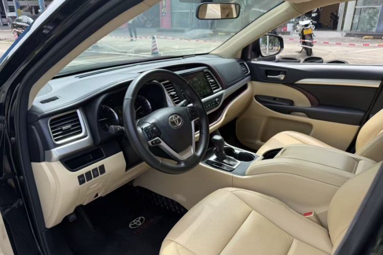 Used Toyota Highlander 2015 2.0T Two-Wheel Drive Elite Edition 7 Seats Interior 2